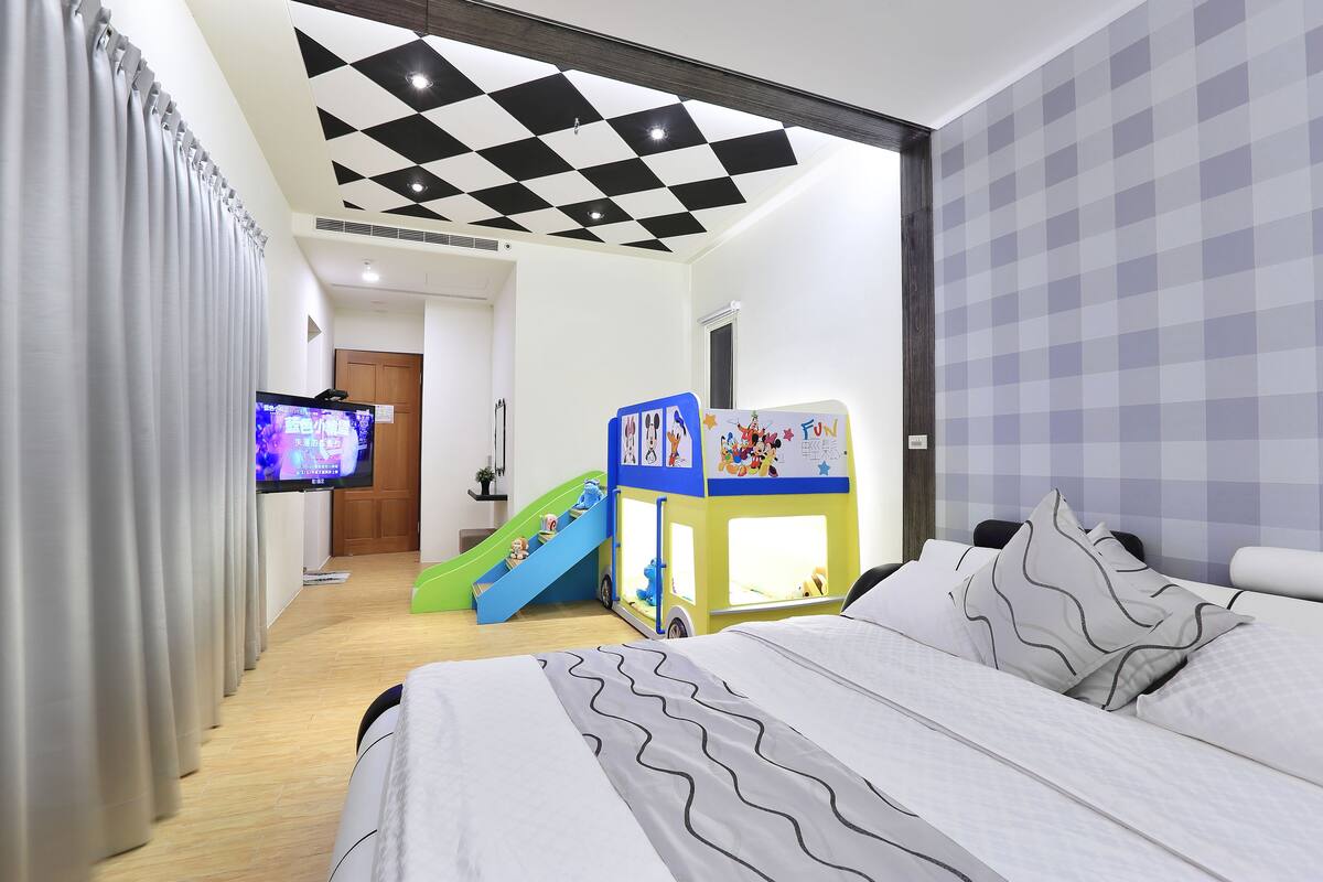 Escritorio, cortinas blackout, sistema de insonorización y wifi gratis