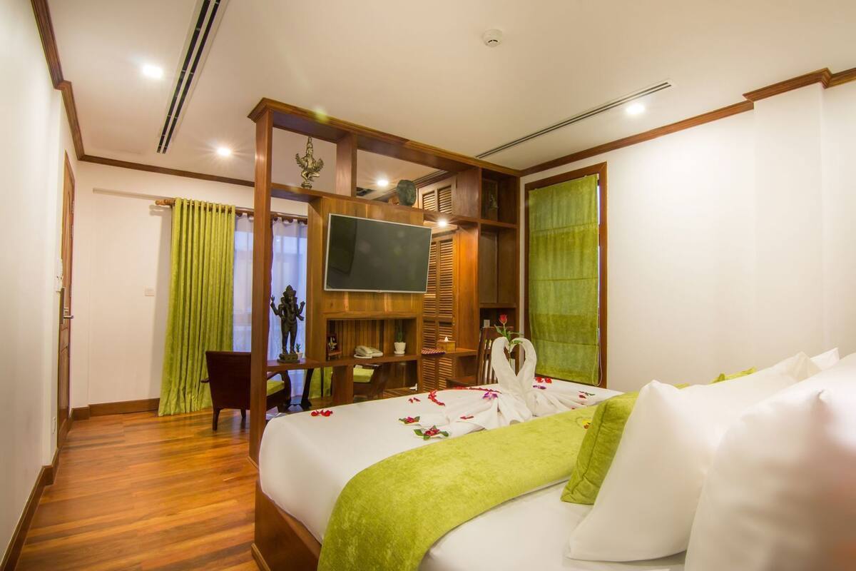 2 bedrooms, premium bedding, minibar, in-room safe