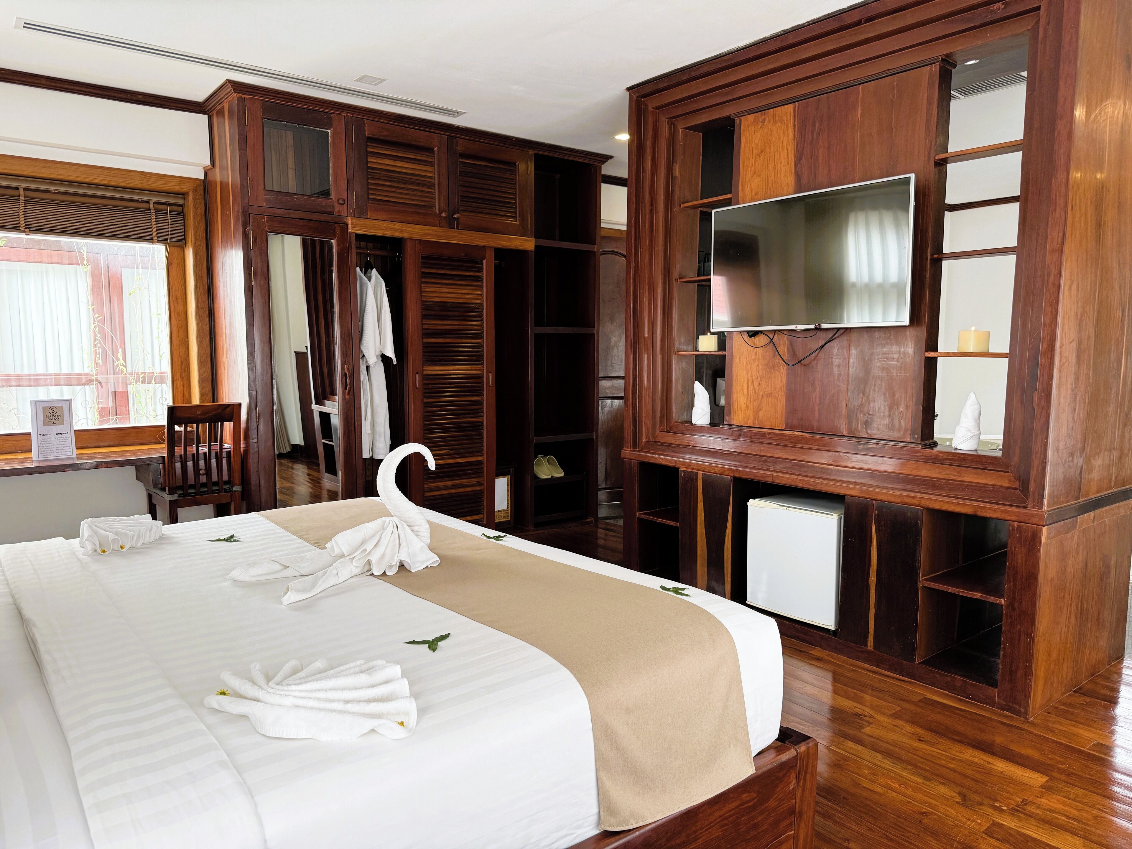 2 bedrooms, premium bedding, minibar, in-room safe