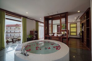 高級套房, 1 張特大雙人床, 陽台, 泳池景觀 | 2 間臥室、高級寢具、迷你吧、客房內保險箱