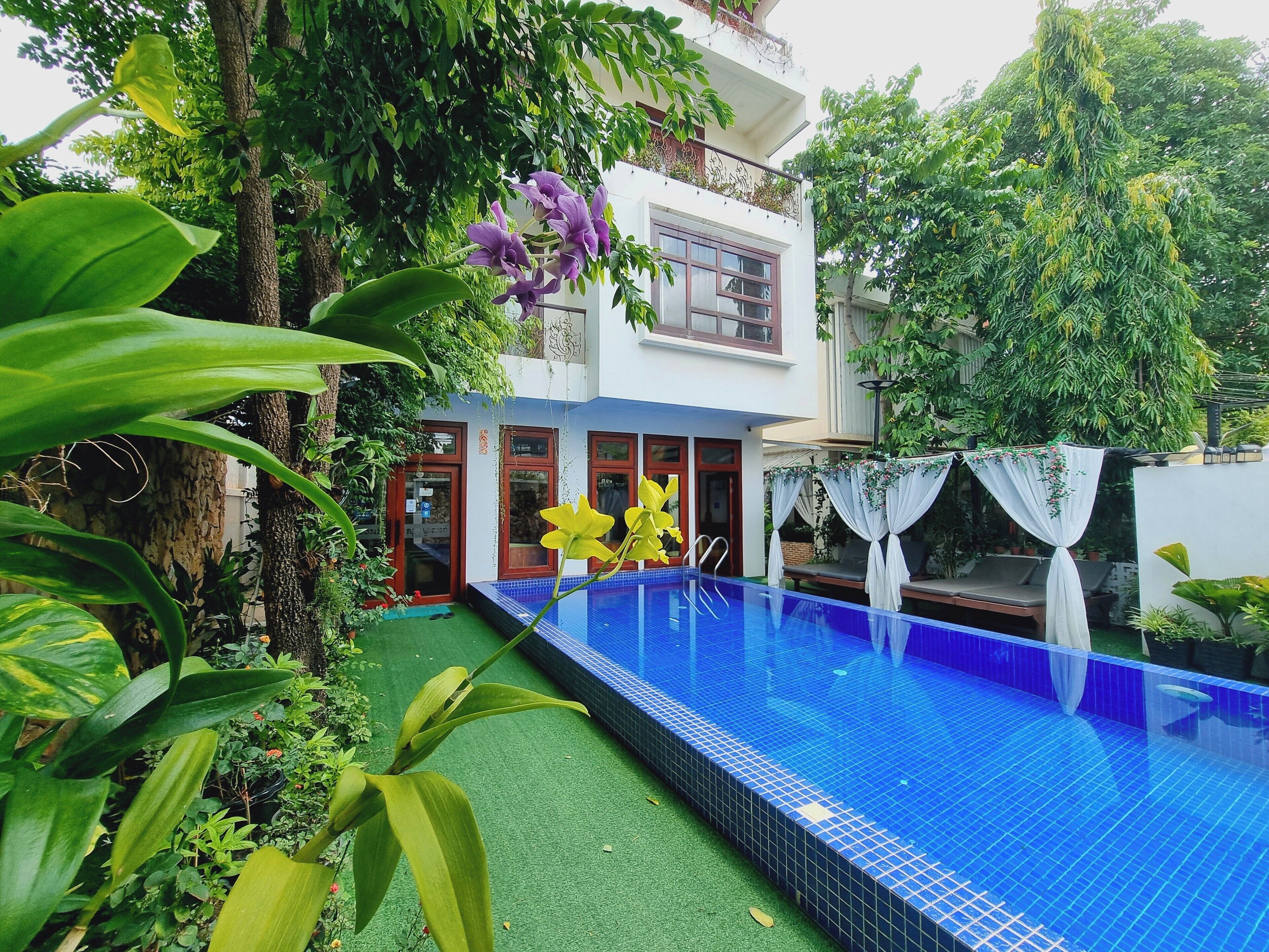 outdoor pool, open 6:00 am to 9:00 pm, pool loungers