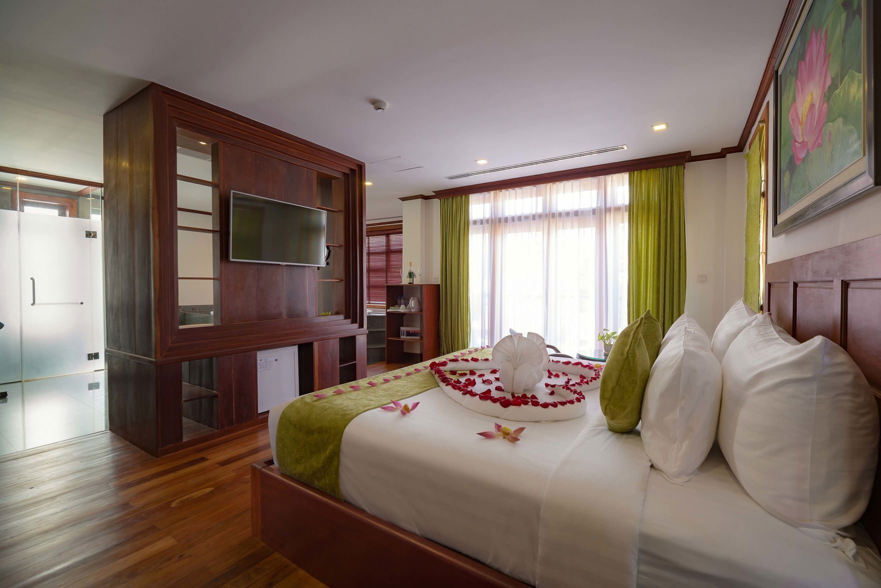 2 bedrooms, premium bedding, minibar, in-room safe