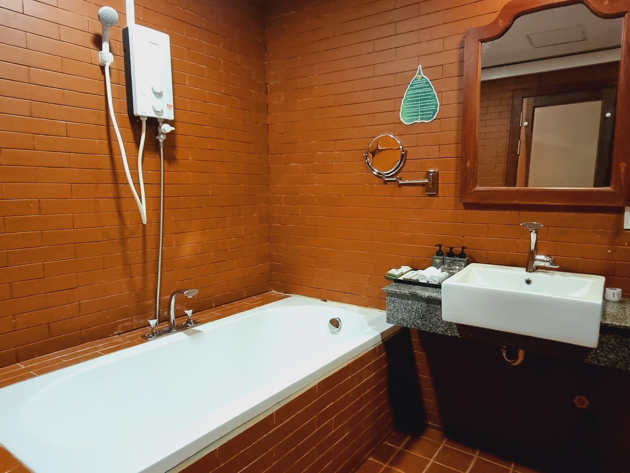 deluxe double room, 1 king bed, bathtub, city view | bathroom | free toiletries, hair dryer, bathrobes, slippers