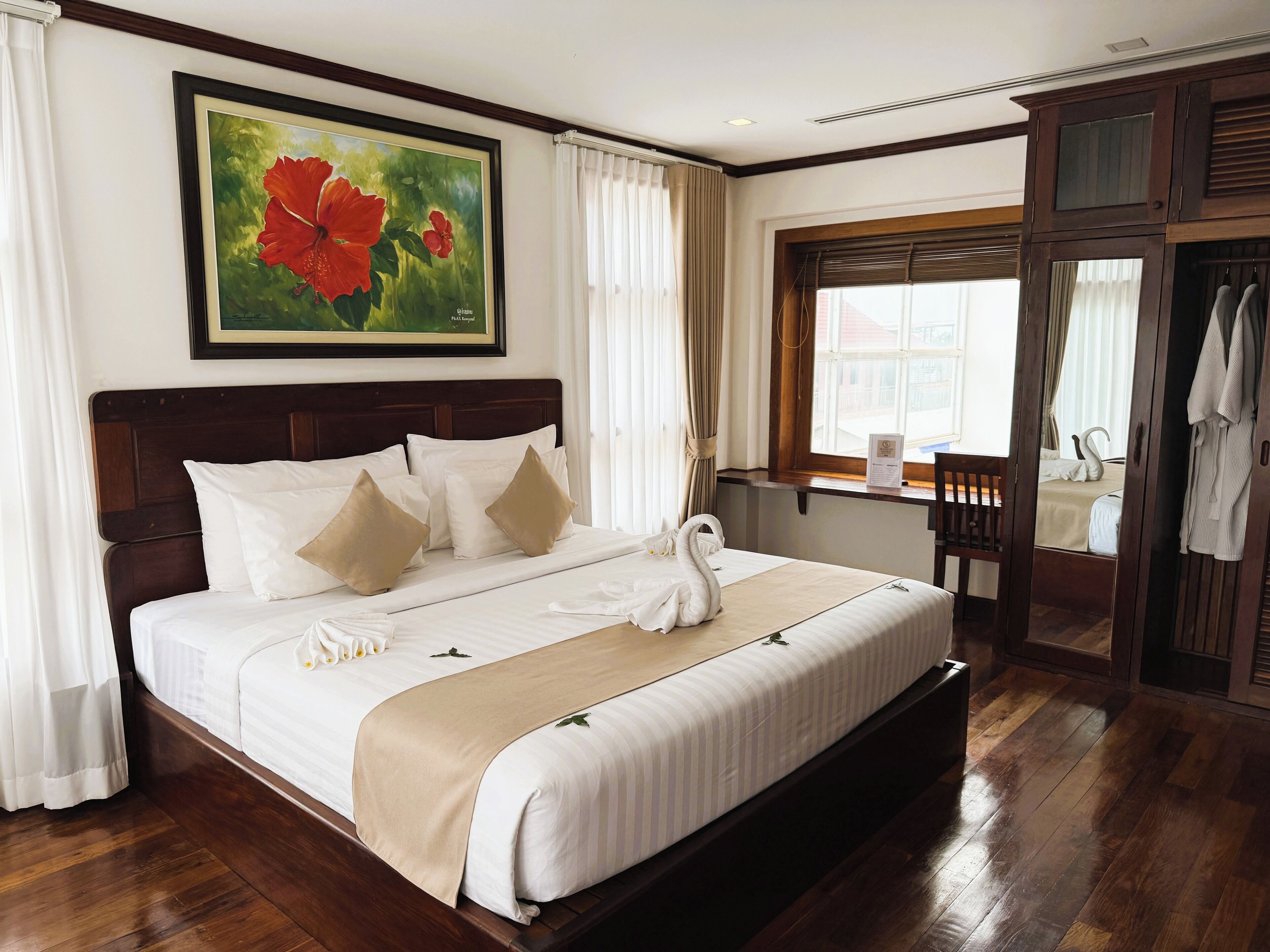 2 bedrooms, premium bedding, minibar, in-room safe