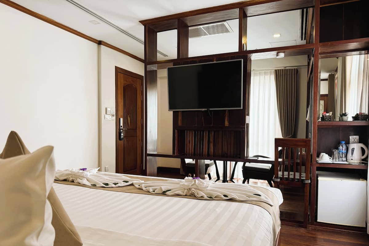 Suite junior, 1 cama de matrimonio grande, balcón, vistas a la ciudad | 2 dormitorios, ropa de cama de alta calidad, minibar y caja fuerte
