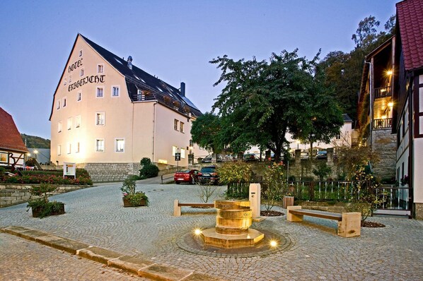 Un edificio grande con un letrero que dice "HOTEL ERBERTSROCK".