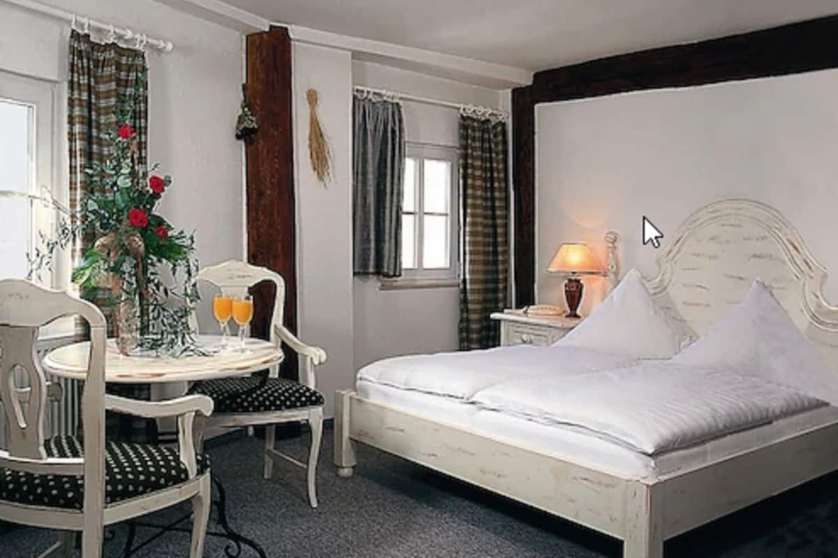 Double Room | 1 bedroom, individually decorated, individually furnished, desk