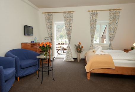 1 habitación, decoración personalizada, muebles diferentes y escritorio . Hotel Erbgericht Krippen