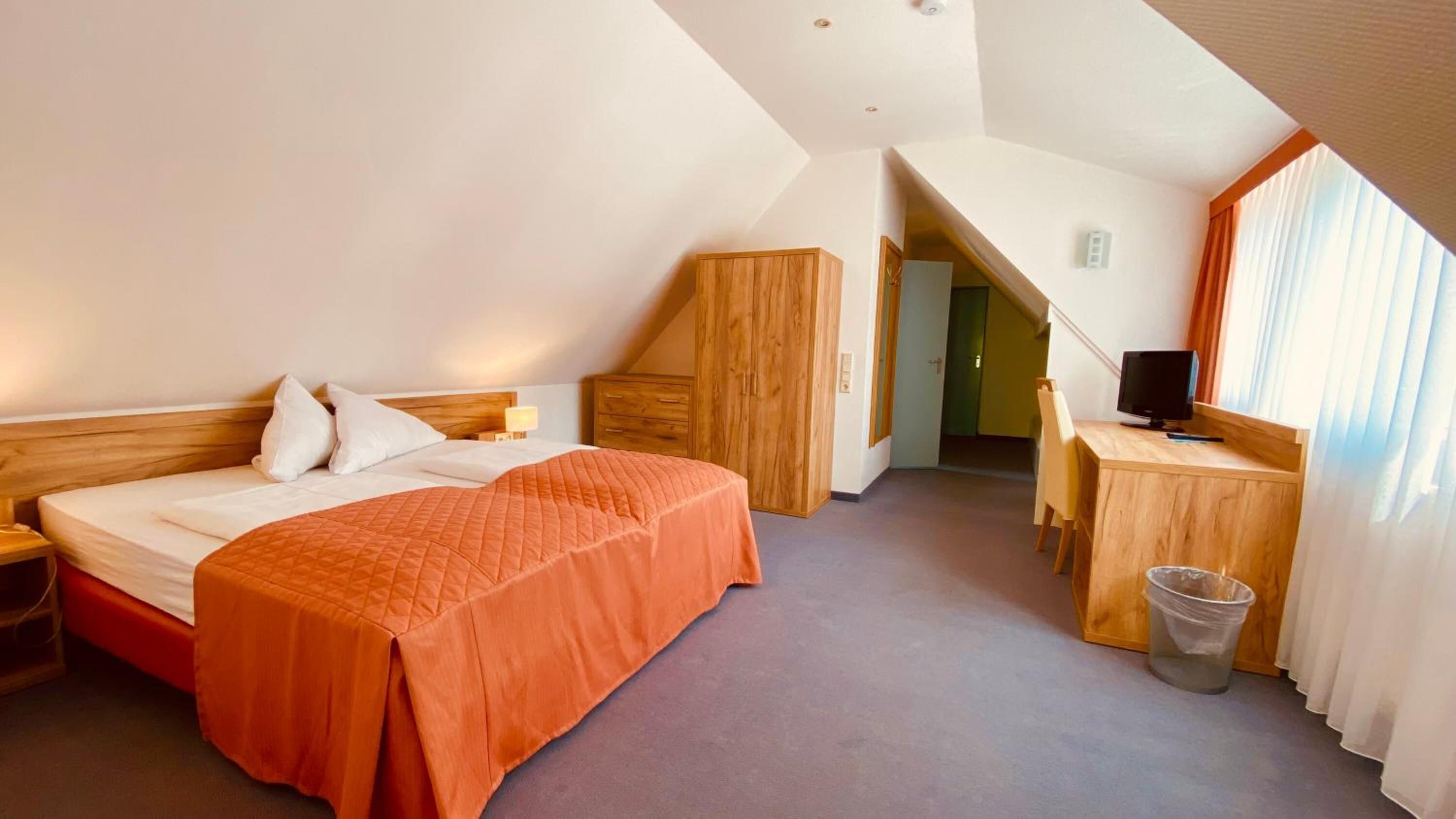 double room | individually decorated, individually furnished, desk, bed sheets