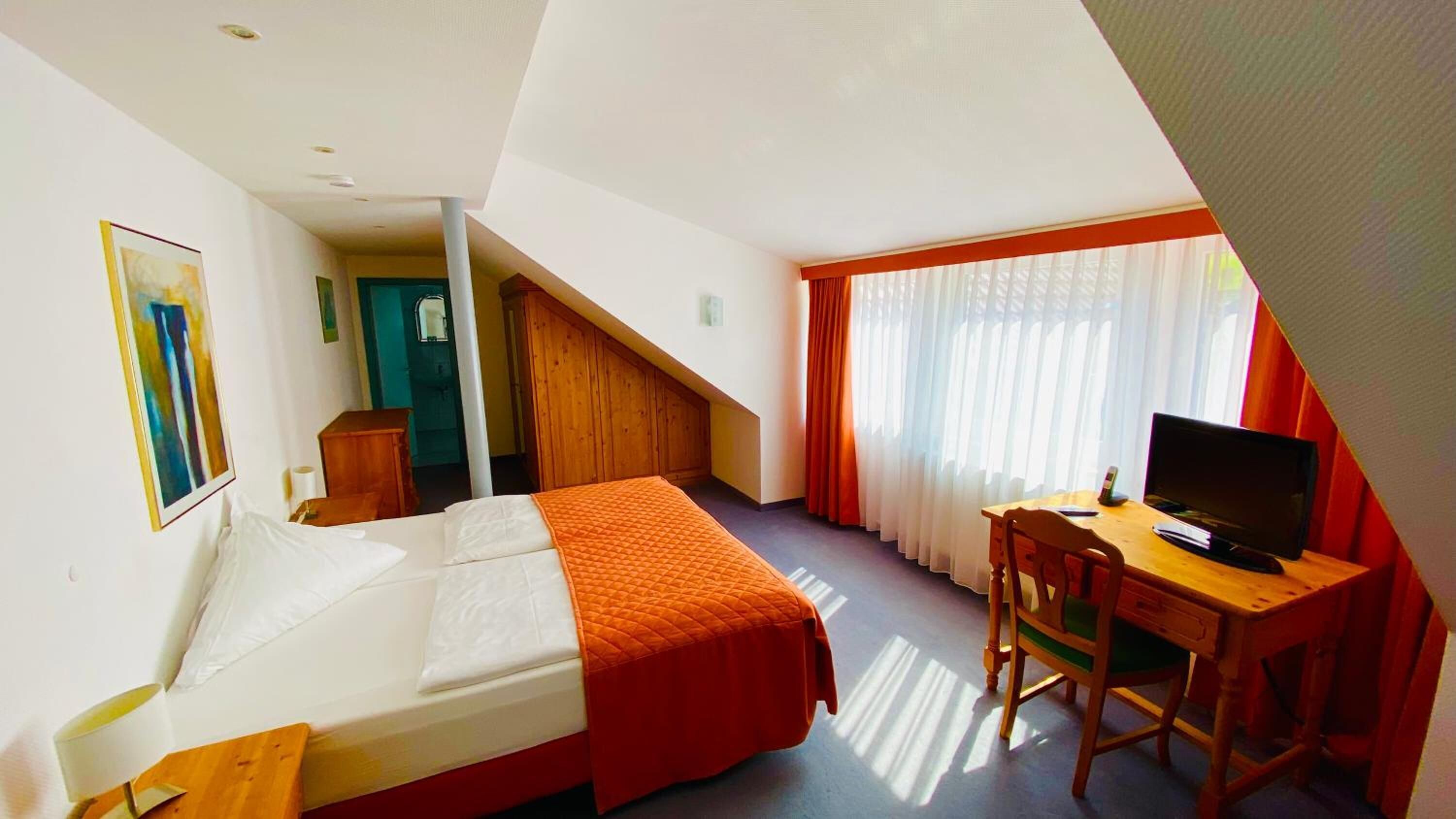 double room | individually decorated, individually furnished, desk, bed sheets