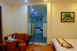 VIP Family Room | Minibar, in-room safe, desk, blackout drapes - Thanh Hoang Chau Hotel (Da Nang)