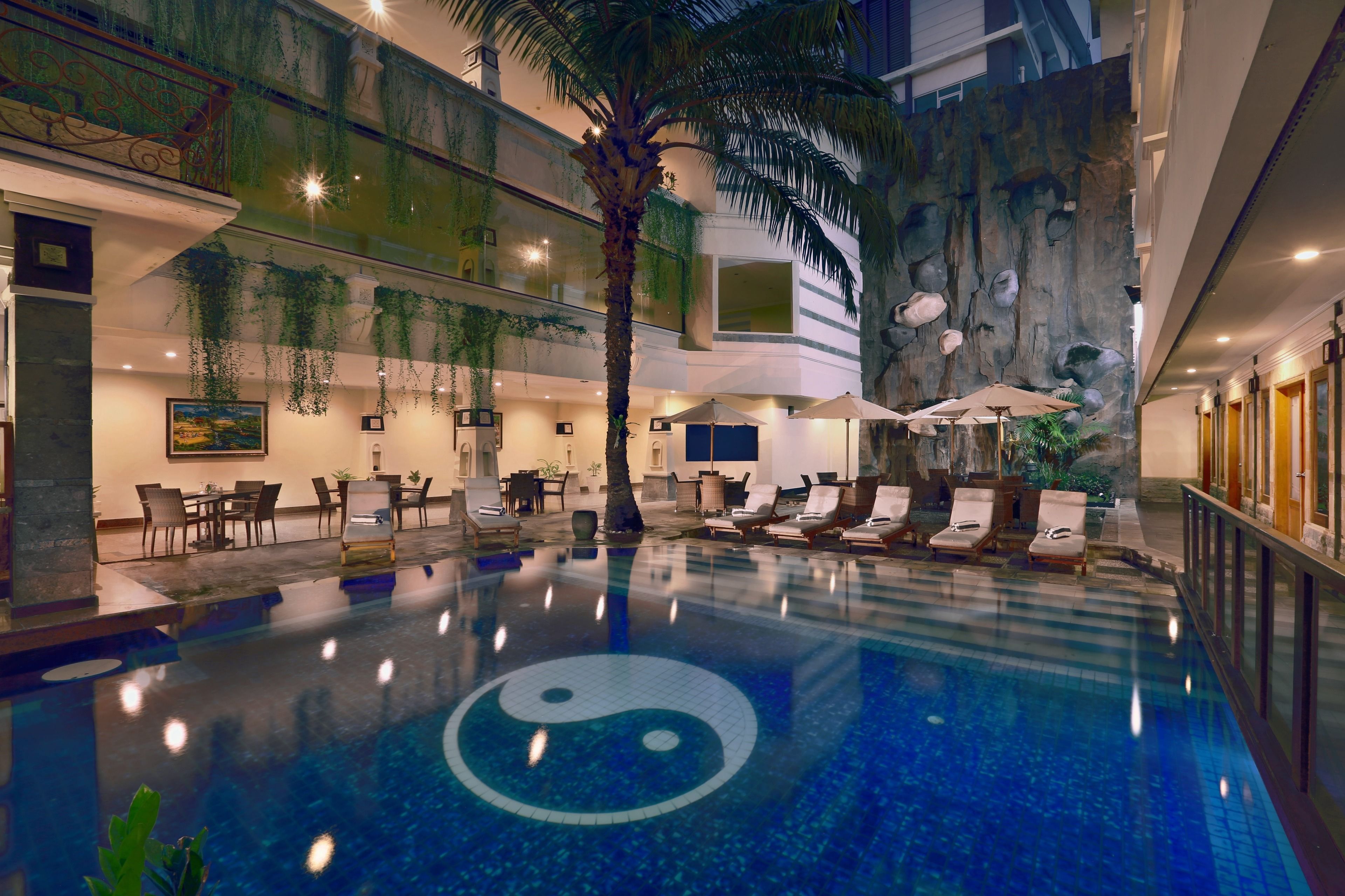 Piscina a l&#x27;aire lliure, para-sols i gandules 