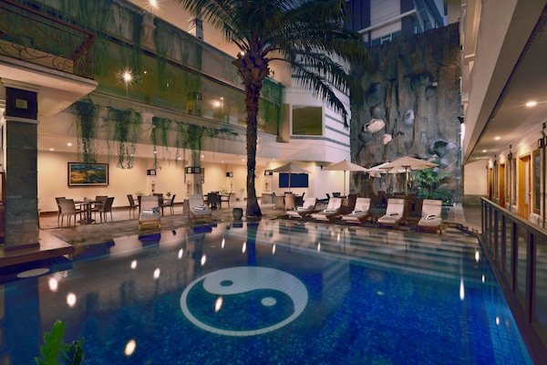 Outdoor pool, pool umbrellas, sun loungers