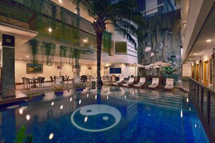 室外游泳池，池畔遮阳伞，日光浴躺椅