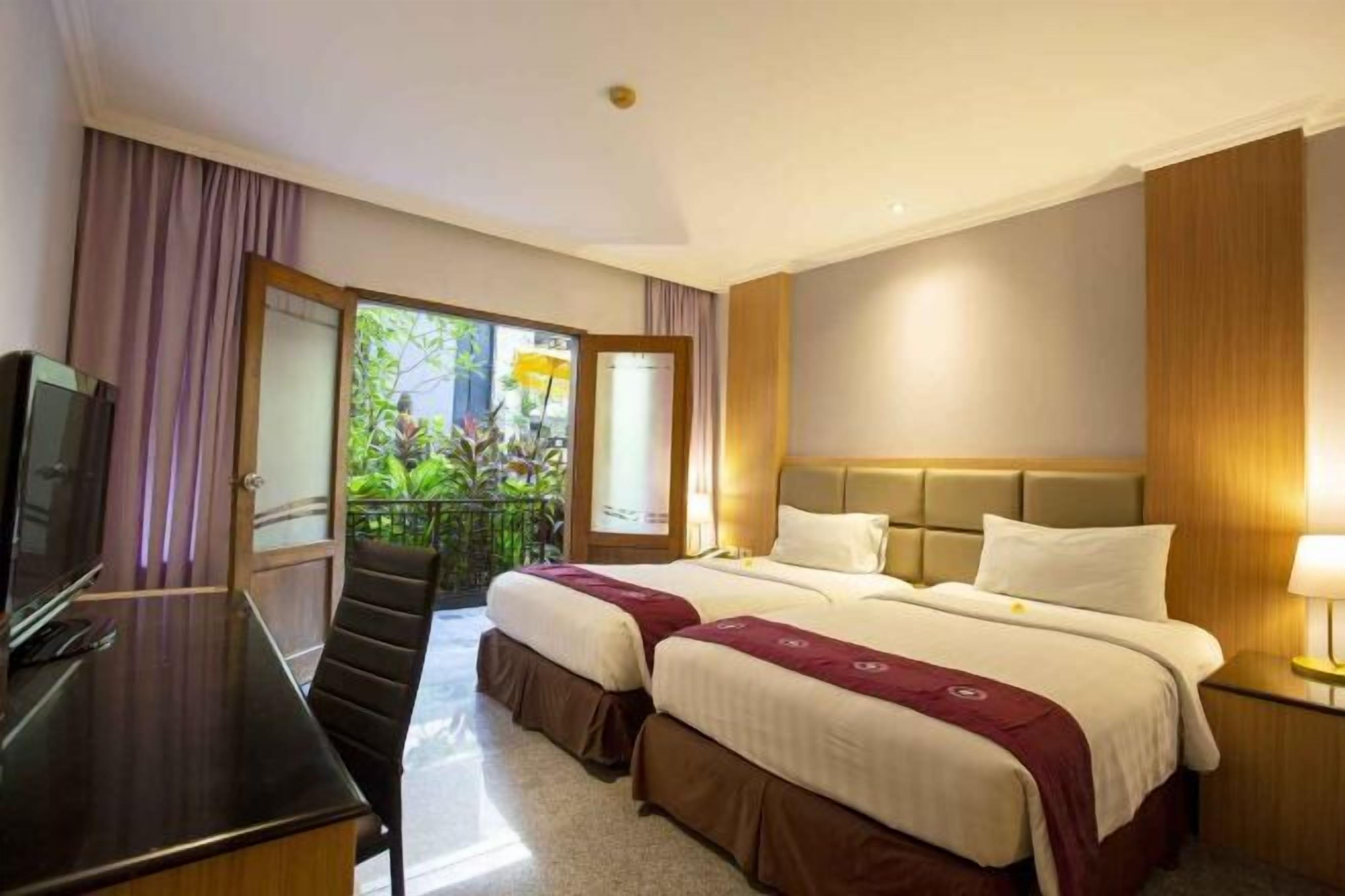 Minibar, Zimmersafe, Schreibtisch, Verdunkelungsvorhänge