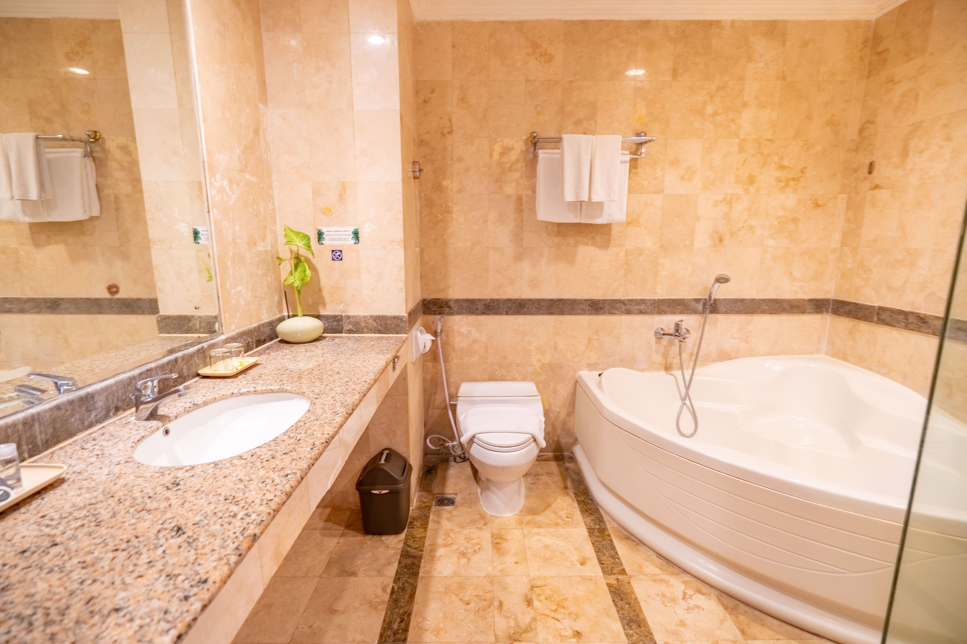 Foto - Famous Hotel Kuta Formerly Permata Kuta Hotel