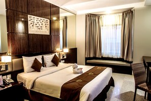 Minibar, in-room safe, desk, blackout curtains - Famous Hotel Kuta (Tuban)