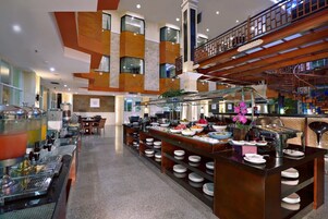 Desayuno con opciones de la cocina local diario (IDR 65000 por persona)