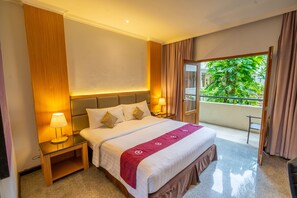 Rom – deluxe, bassengutsikt | Minibar, safe på rommet, skrivebord og blendingsgardiner