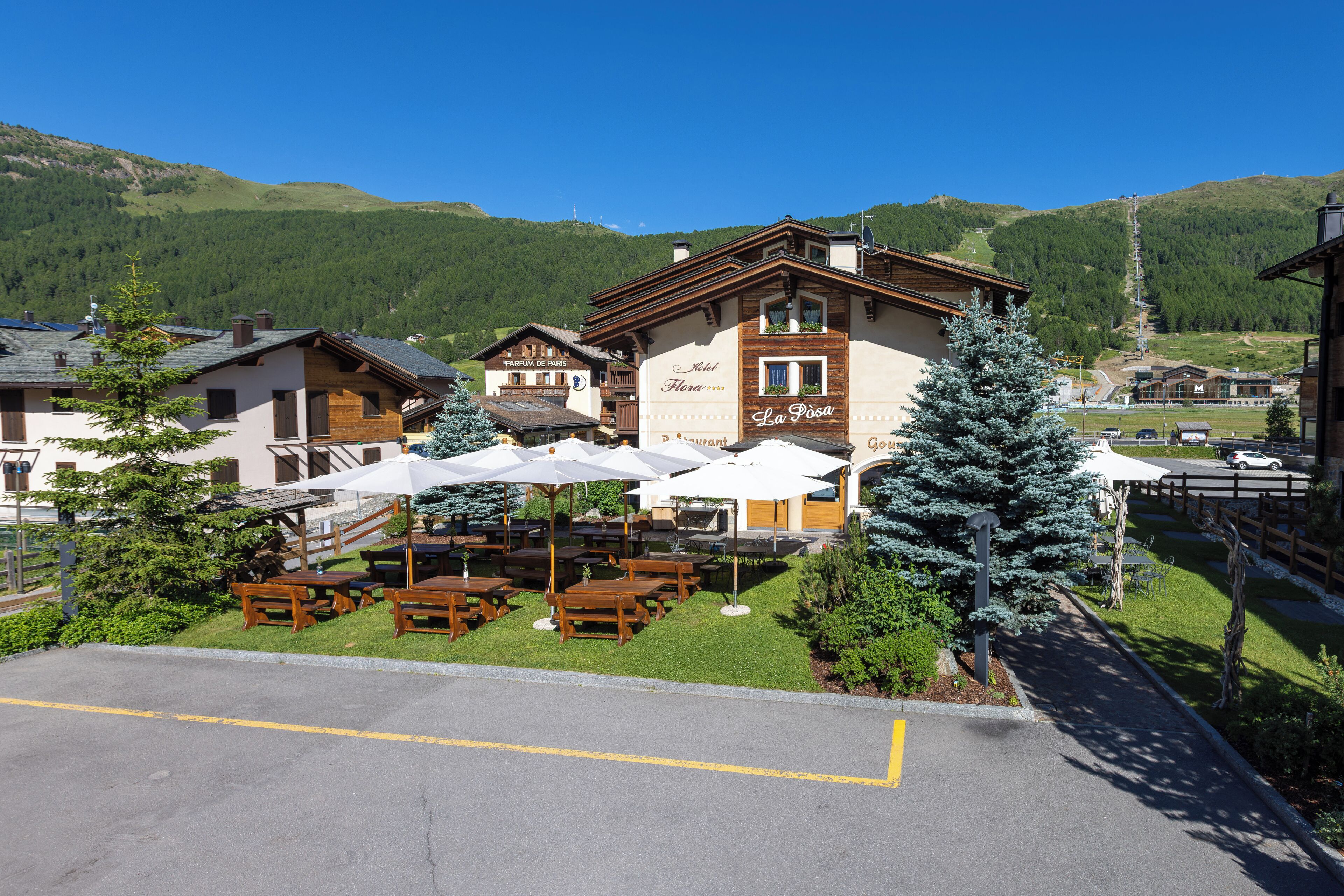 Un hôtel doté d’une terrasse et offrant une vue sur les montagnes.