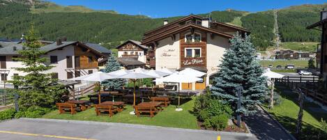 Un hôtel doté d’une terrasse et offrant une vue sur les montagnes.