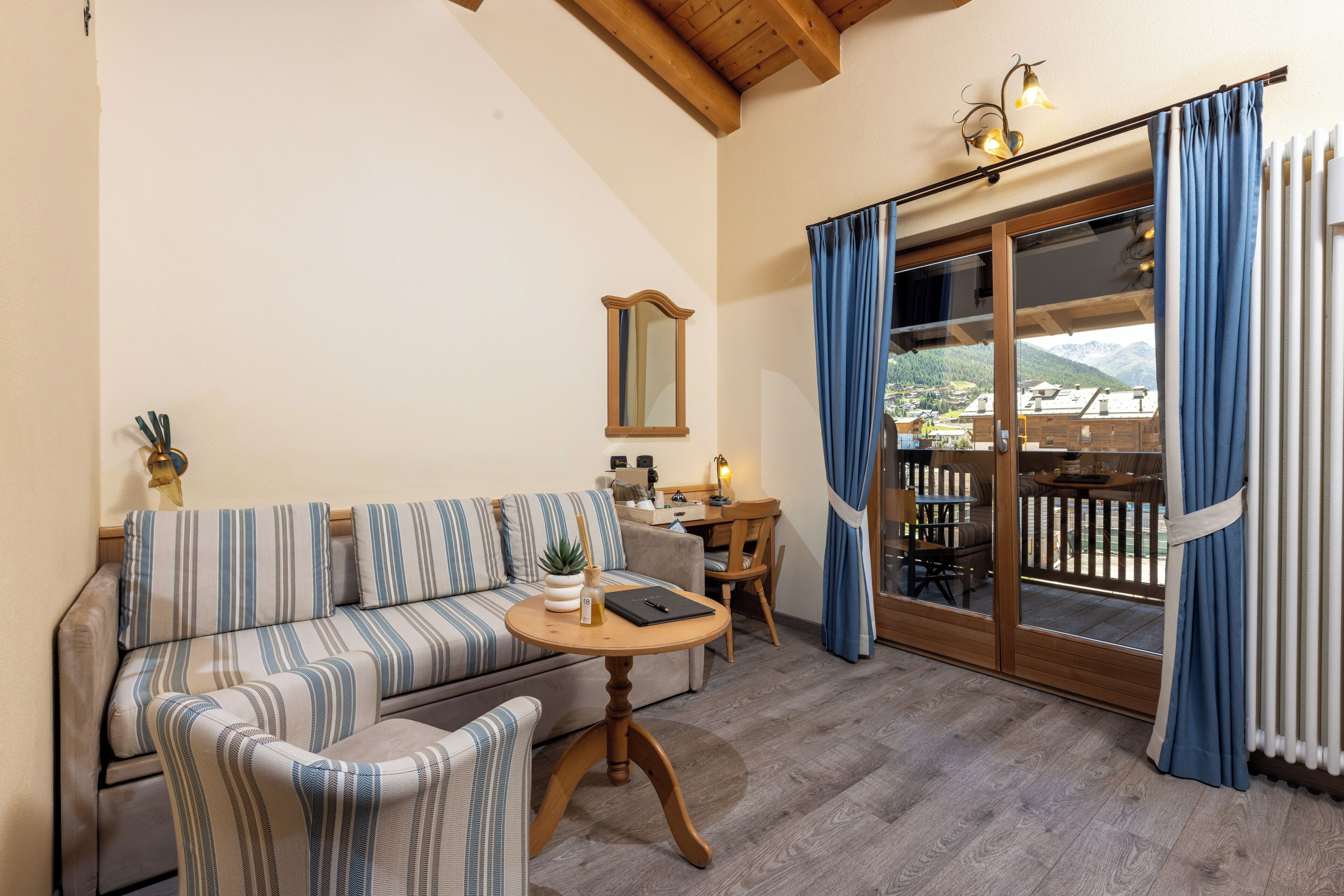 junior suite, balcony | living area | flat-screen tv