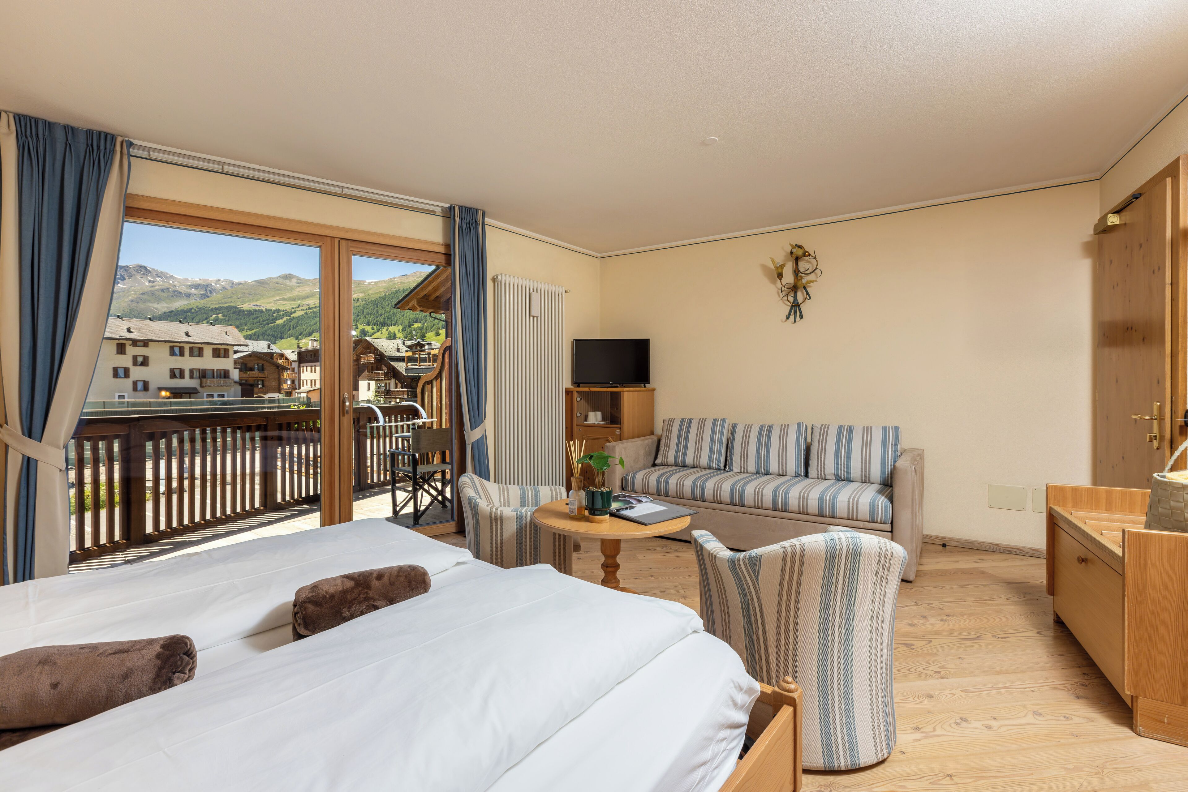 Camera Deluxe, balcone | Biancheria da letto ipoallergenica, minibar, una cassaforte in camera