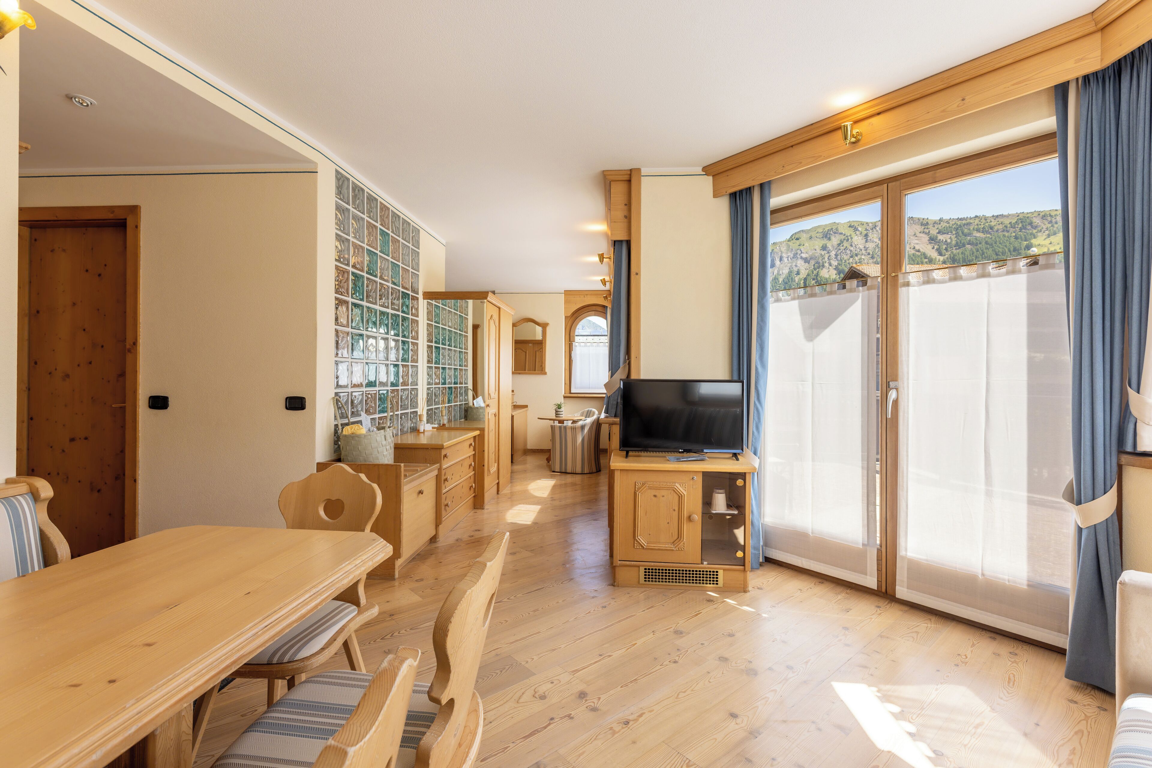 suite, terrace | living area | flat-screen tv