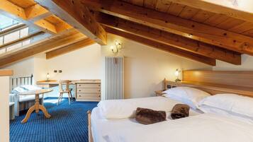 Familien-Suite, Balkon (up to 3 people) | 1 Schlafzimmer, Allergikerbettwaren, Minibar, Zimmersafe