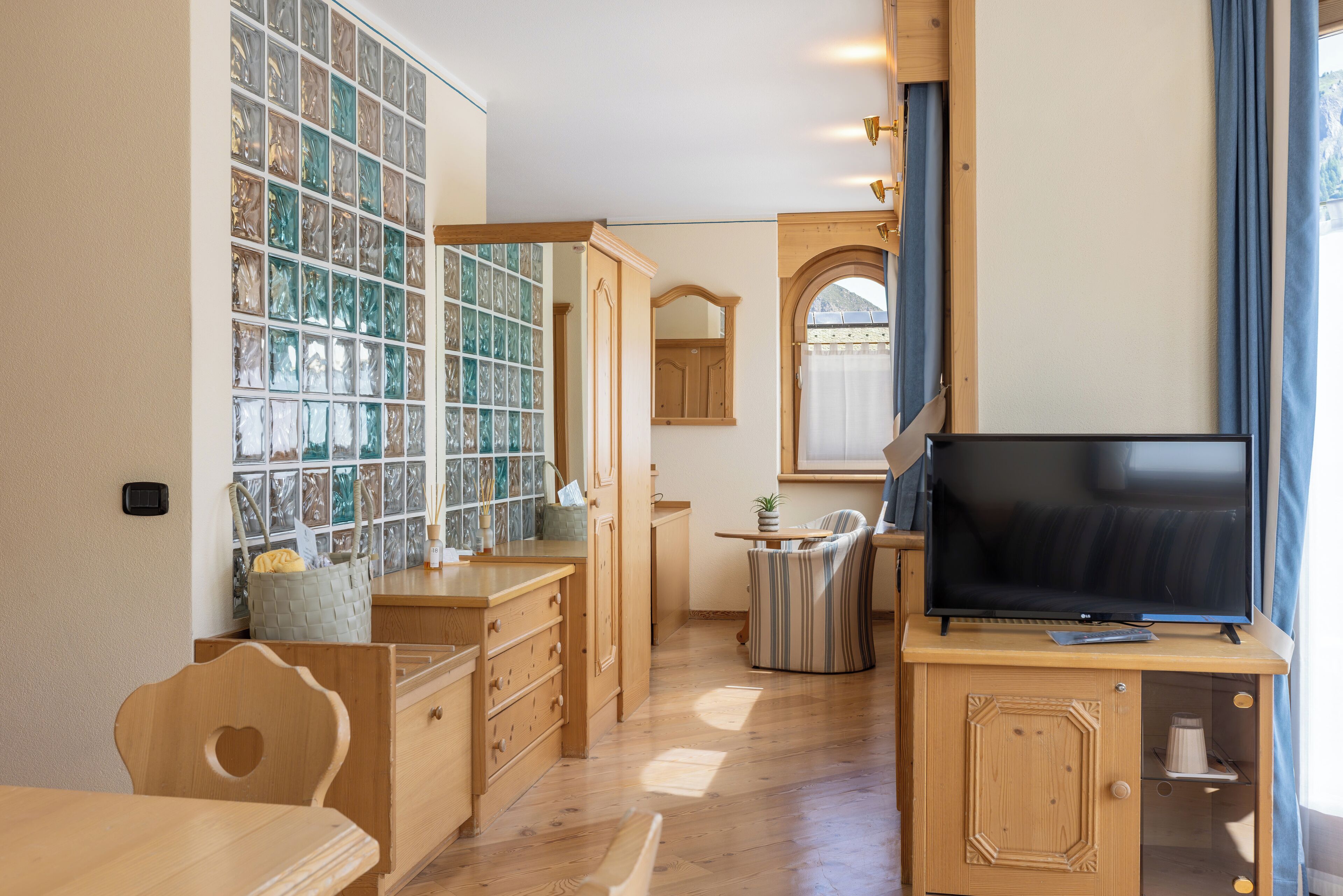 suite, terrace | living area | flat-screen tv