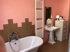Deluxe Double Room (3 guests) | Bathroom | Shower