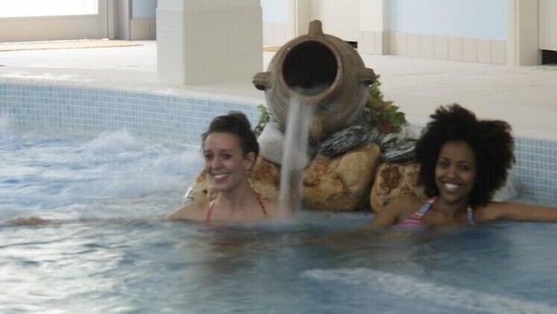 A swimming pool with two people. - Hotel Terme Villa Piave (Abano Terme)
