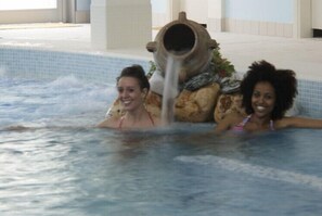 Una piscina con dos personas.