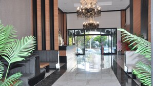A modern lobby with a chandelier, seating areas, and a view of the outside. - Side Yesiloz Hotel - All inclusive (Manavgat)