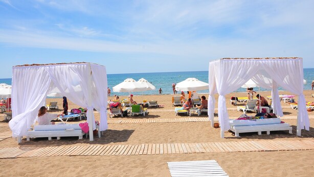 A beach with white canopies and sunbeds. - Side Yesiloz Hotel - All inclusive (Manavgat)