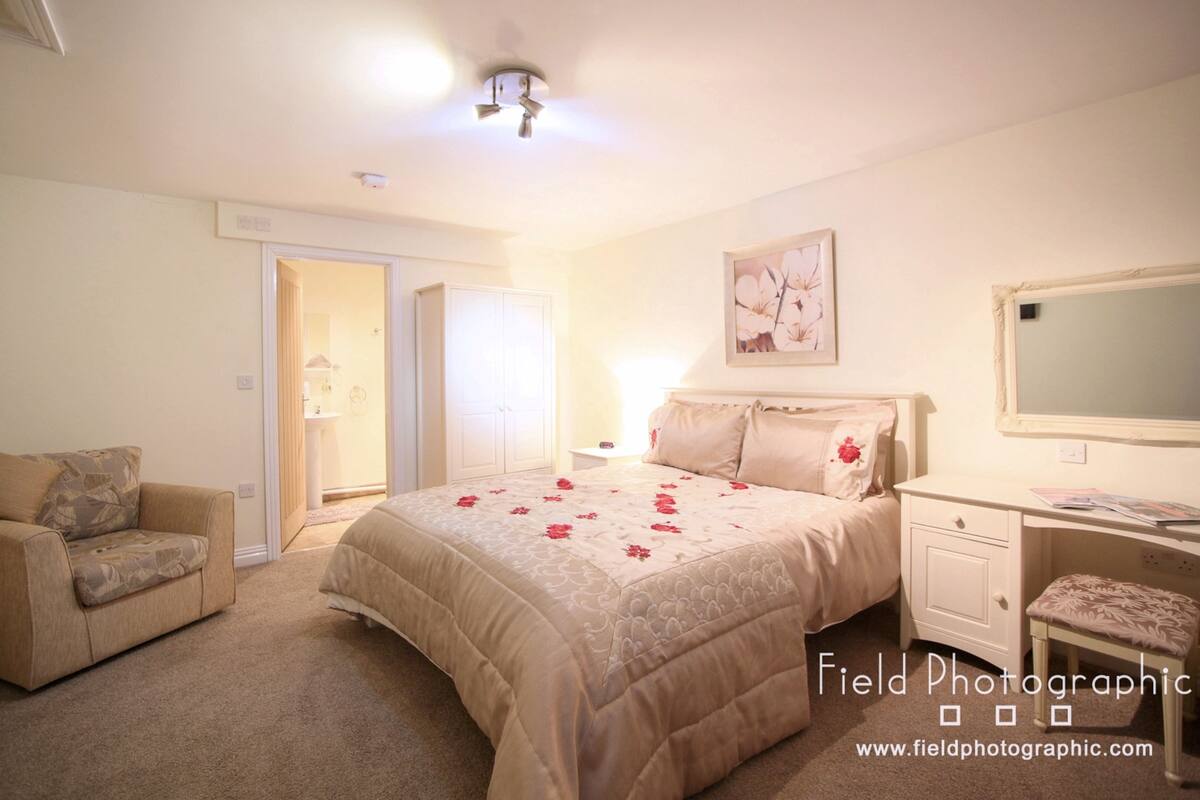 Desk, rollaway beds, free WiFi
