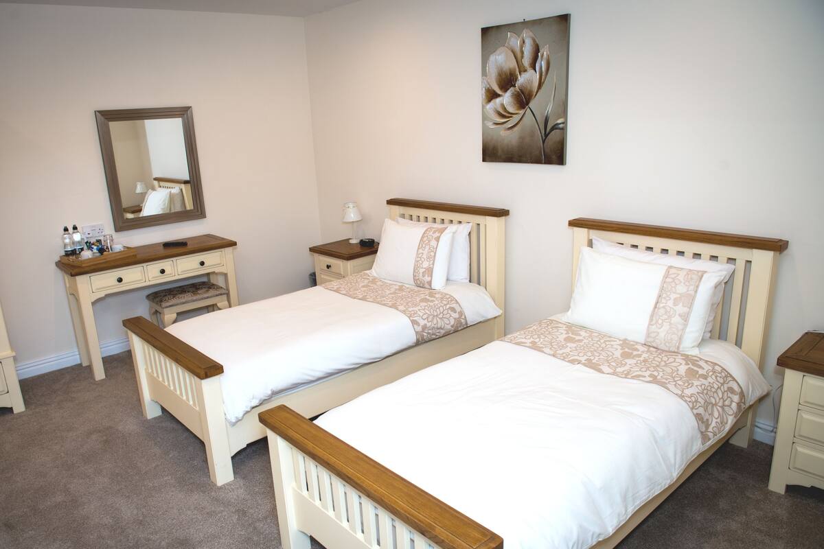 Desk, rollaway beds, free WiFi