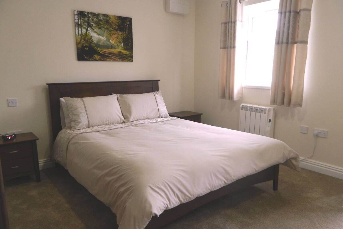 Desk, rollaway beds, free WiFi