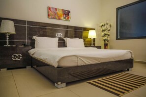 Premium bedding, down comforters, memory foam beds, minibar - Golden Palace Hôtel  (Grand-Bassam)