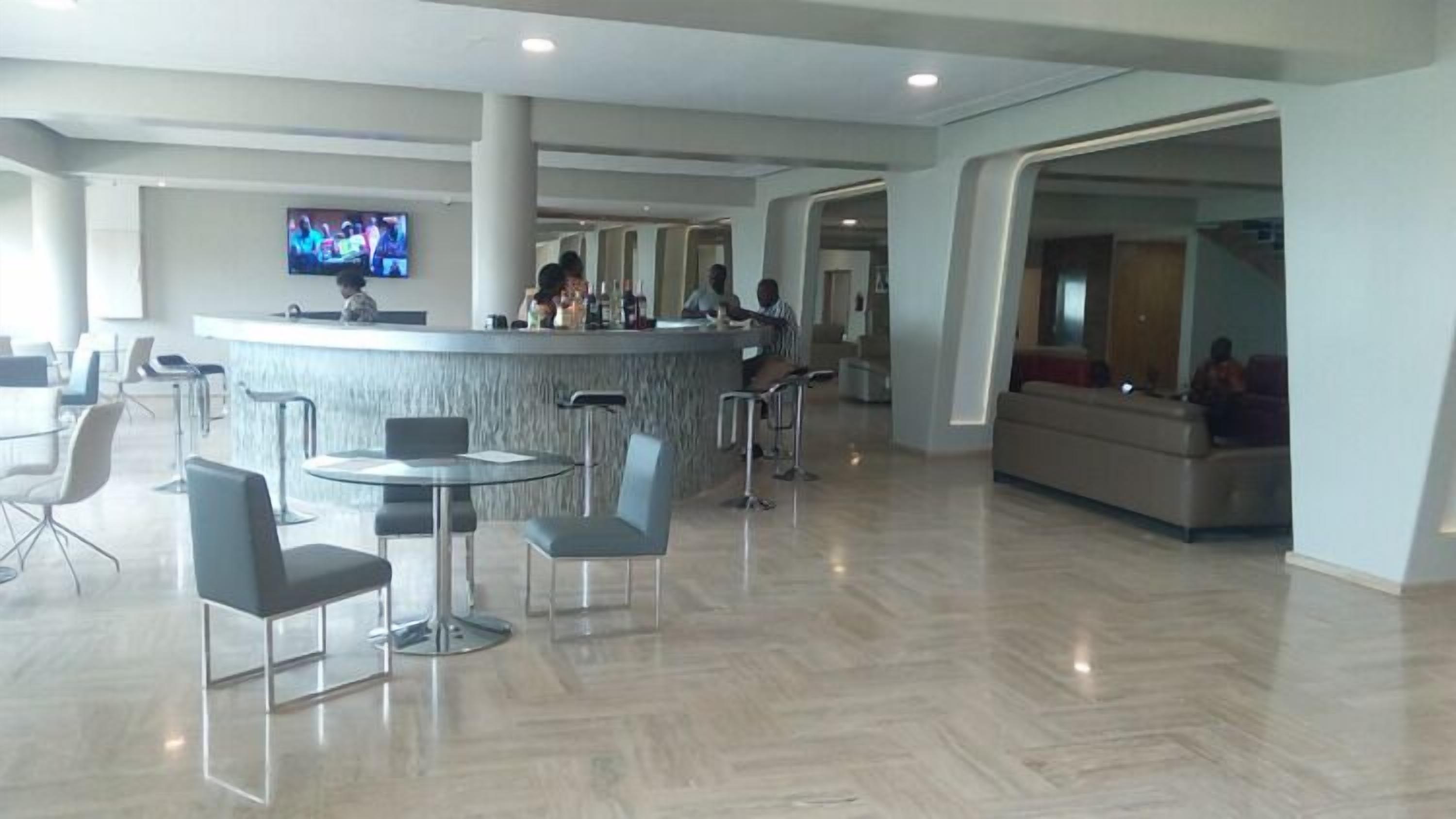 3 bars/lounges, poolside bar