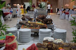 2 restaurants; breakfast, lunch and dinner served  - Golden Palace Hôtel  (Grand-Bassam)