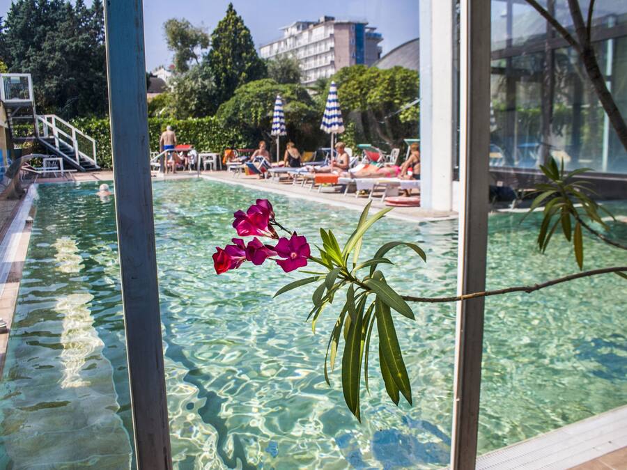 Una piscina cubierta, una piscina al aire libre
