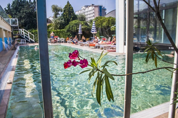 室内游泳池，室外游泳池