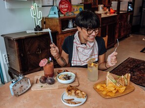 Se ofrece un desayuno típico de la región (10 EUR por persona)