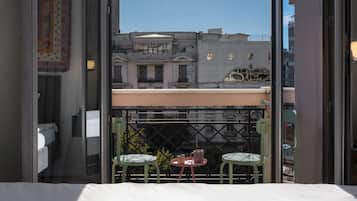 Executive Room | Premium bedding, minibar, in-room safe, blackout drapes