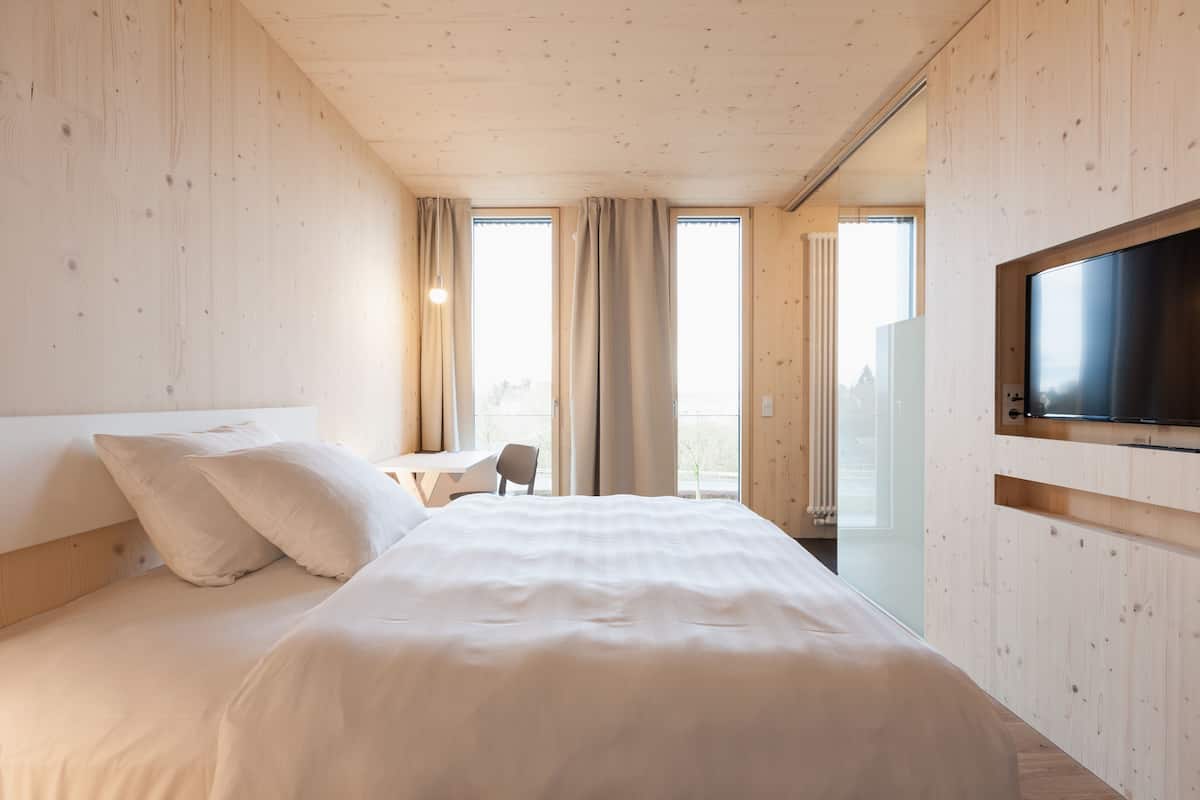 Ropa de cama de alta calidad y caja de seguridad en la habitación