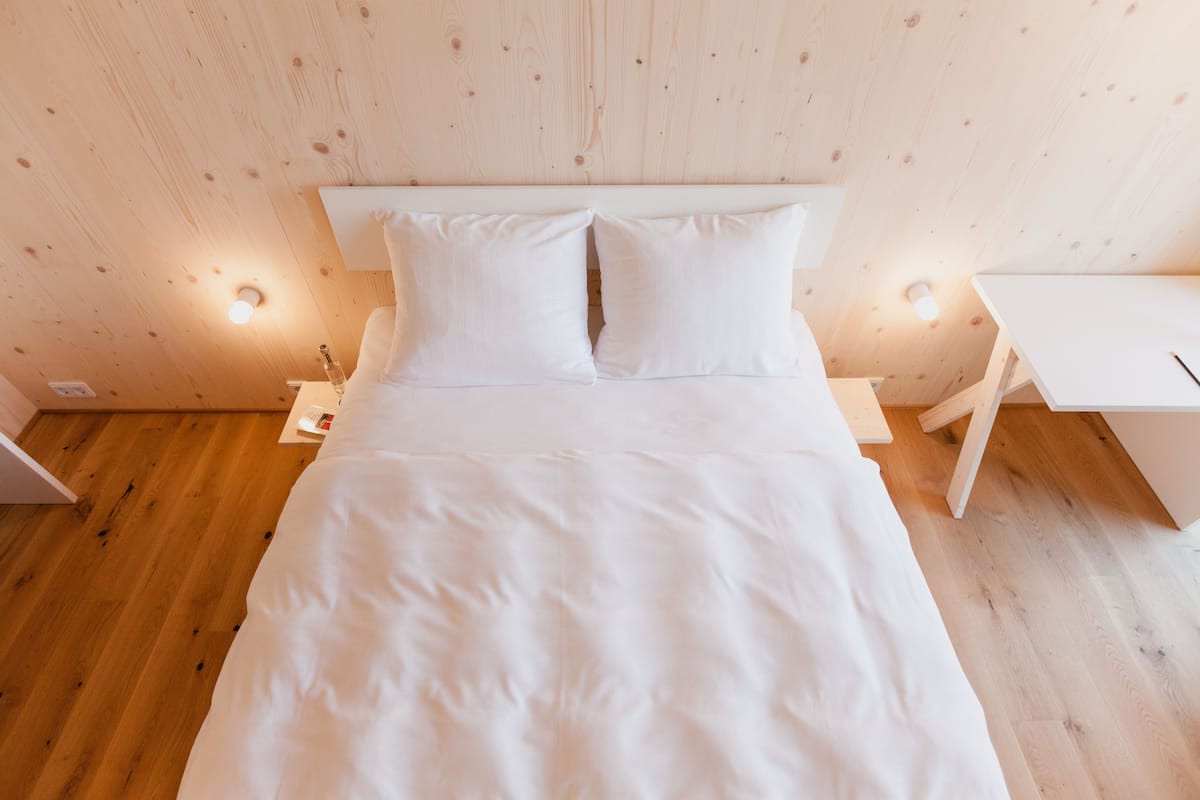 Ropa de cama de alta calidad y caja de seguridad en la habitación