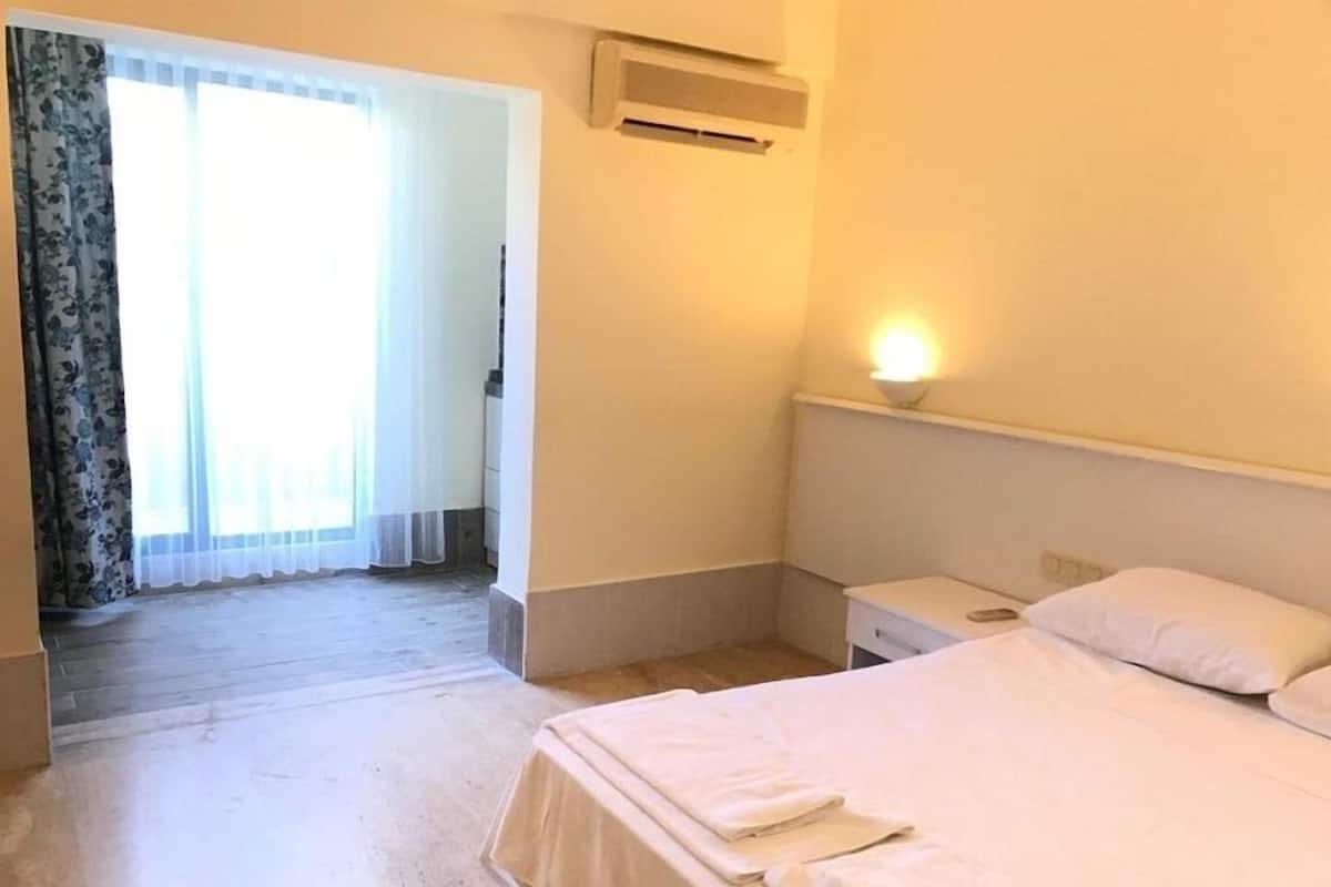 Economy Studio | Free WiFi
