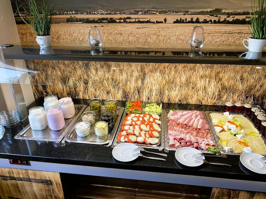 Tägliches Frühstücksbuffet gegen Gebühr
