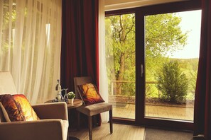 Kahden hengen deluxe-huone, tupakointi kielletty, vuoristonäköala | Tallelokero huoneessa, yksilöllisesti sisustettu, työpöytä, vauvansängyt